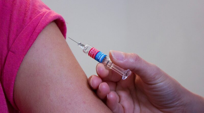 Vaccination Doctor Syringe Medical  - kfuhlert / Pixabay