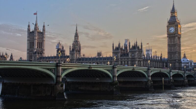Palace London Parliament Big Ben  - derwiki / Pixabay