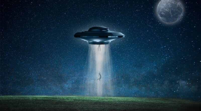 Spaceship Spacescraft Alien  - danielarealpeg / Pixabay