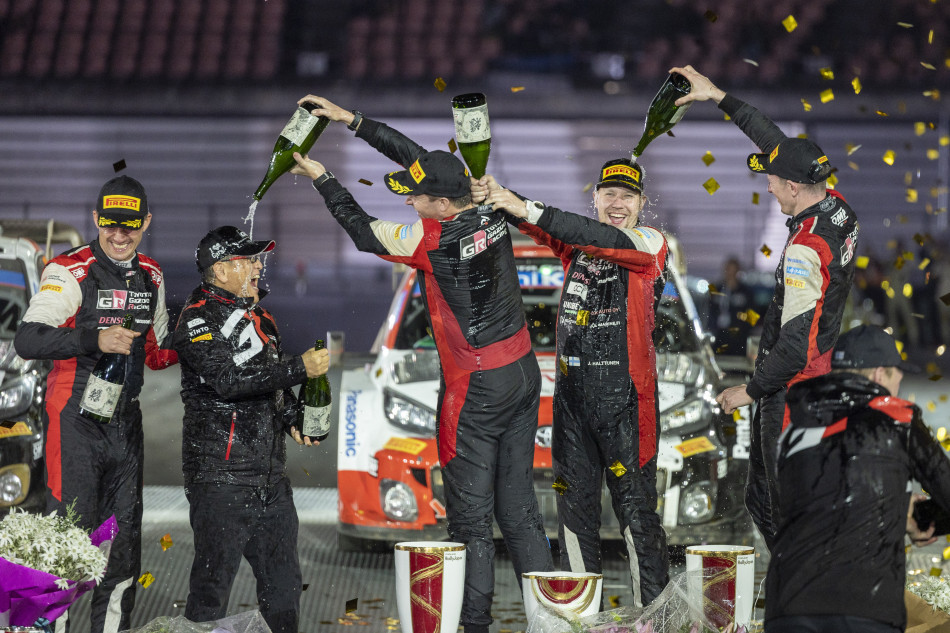 2023 Forul8 Rally Japan - Elfyn Evans / Scott Martin, Sébastien Ogier / Vincent Landais, Kalle Rovanperä / Jonne Halttunen, Akio Toyoda, Jari-Matti Latvala, final podium, Toyota Gazoo Racing WRT, Toyota Yaris Rally1 Hybrid (photo Nikos Katikis / DPPI)